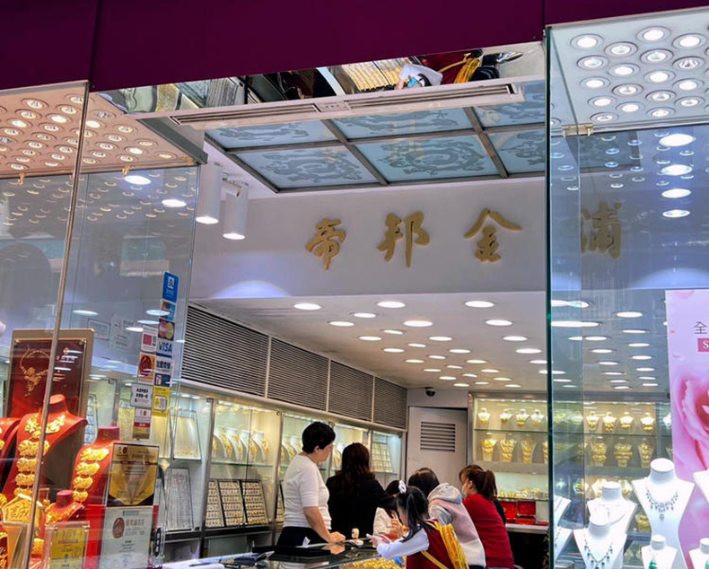 澳门帝邦珠宝展示焕新：钮鹿客智慧灯箱屏打造数字化珠宝展示空间